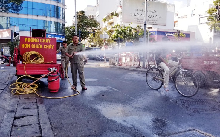 Bảo vệ vay ngân hàng, tự chế xe chữa cháy giúp dập lửa trong hẻm Sài Gòn