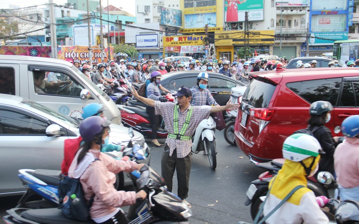 Anh thợ 10 năm chuyên đi tìm chỗ kẹt xe ở Sài Gòn để 'trị'
