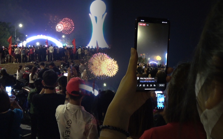 Hàng ngàn người ngắm pháo hoa trên quảng trường Hùng Vương trước ngày giỗ Tổ