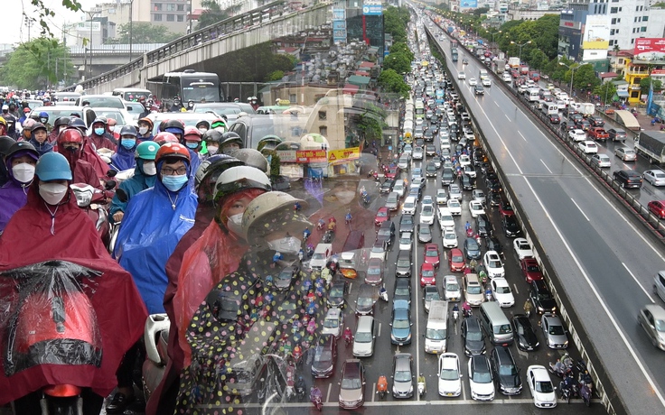 Mưa lớn đầu tuần, các tuyến phố chính Hà Nội ùn tắc kéo dài
