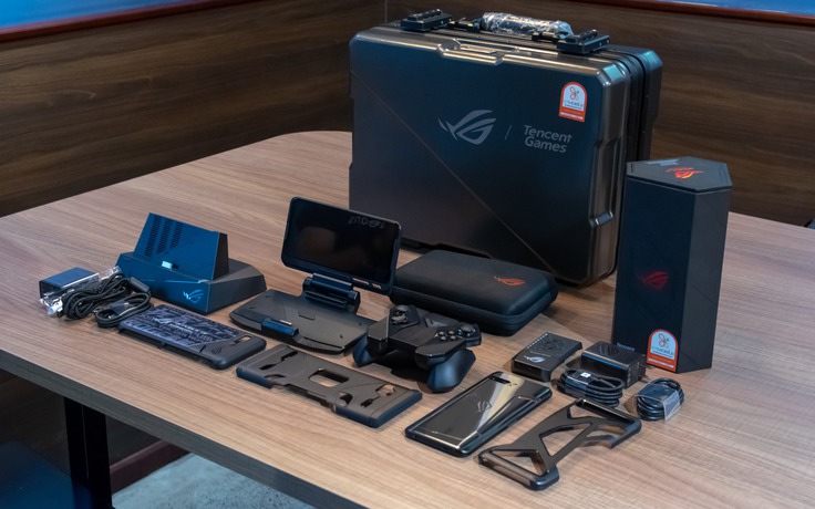 Có gì trong vali phụ kiện Asus ROG Phone 2 cho game thủ? Có gì trong vali phụ kiện Asus ROG Phone 2 cho game thủ?