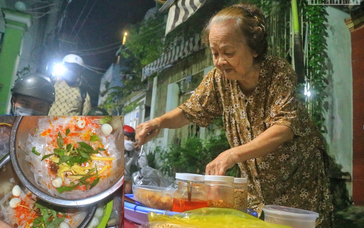 Bà ngoại U.90 ở TP.HCM quyết 'khởi nghiệp' bánh tráng trộn vì ăn thử thấy… không ngon: Khách thương quá trời Bà ngoại U.90 ở TP.HCM quyết 'khởi nghiệp' bánh tráng trộn vì ăn thử thấy… không ngon: Khách thương quá trời
