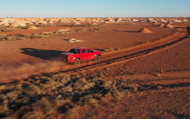 Lái Chevrolet Colorado đi tìm ‘Ngọc mắt mèo’ giữa hoang mạc Australia