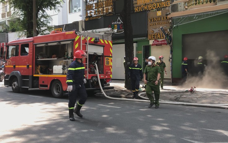 Cháy nhà trên đường Bà Huyện Thanh Quan, cảnh sát phá cửa cuốn cứu người