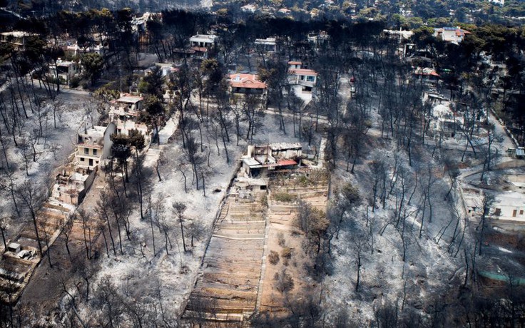Từ trên không: vùng nghỉ dưỡng Hy Lạp trong tro tàn vụ cháy rừng lịch sử