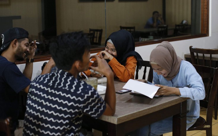 Chuyện ở Indonesia: nam nữ chưa kết hôn không được ăn chung bàn