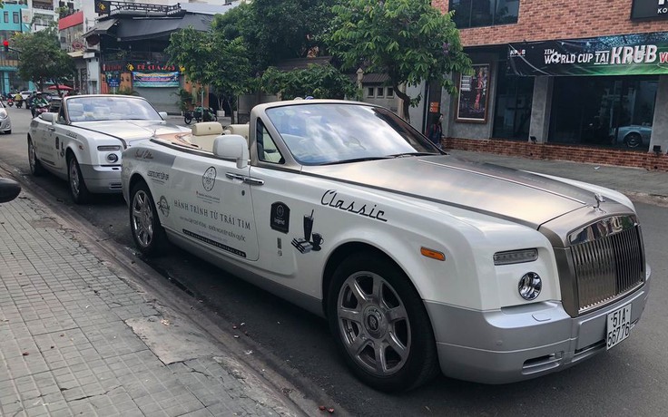 Cặp đôi Rolls-Royce mui trần hàng hiếm xuất hiện trên phố Sài Gòn Cặp đôi Rolls-Royce mui trần hàng hiếm xuất hiện trên phố Sài Gòn