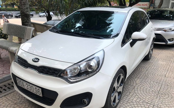  El precio del automóvil usado Kia Rio de 5 puertas por debajo de los 400 millones de dong es atractivo para los clientes vietnamitas