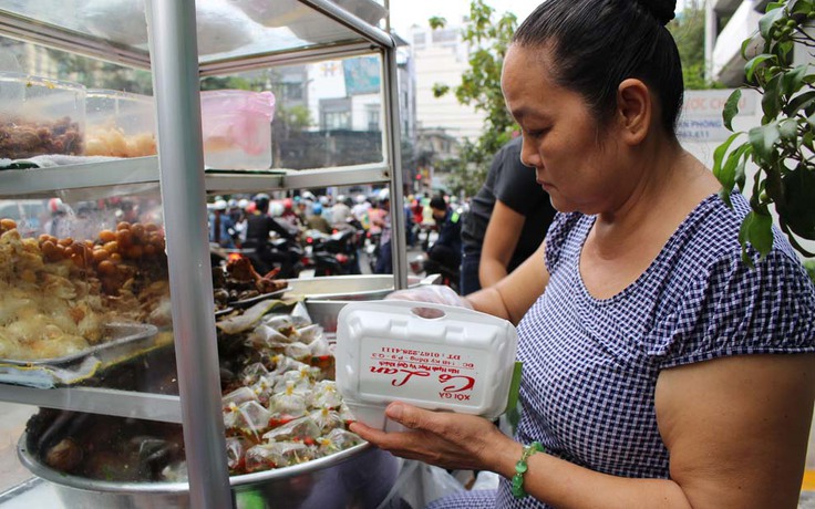 'Xôi gà cô Lan' 5 người không bán xuể, nuôi con du học Pháp