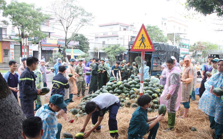 Quân, dân giúp chủ dưa bị lật xe