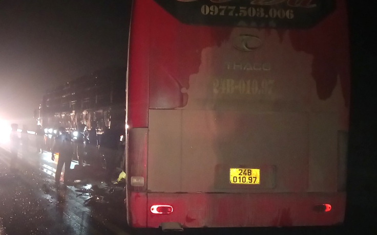 Xe khách tông xe đầu kéo trên cao tốc Nội Bài - Lào Cai, 7 người thương vong