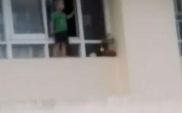 Thót tim với bé trai leo ra cửa sổ chung cư tầng 11