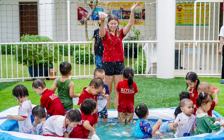 Độc đáo Lễ hội té nước cho học sinh mầm non Royal School