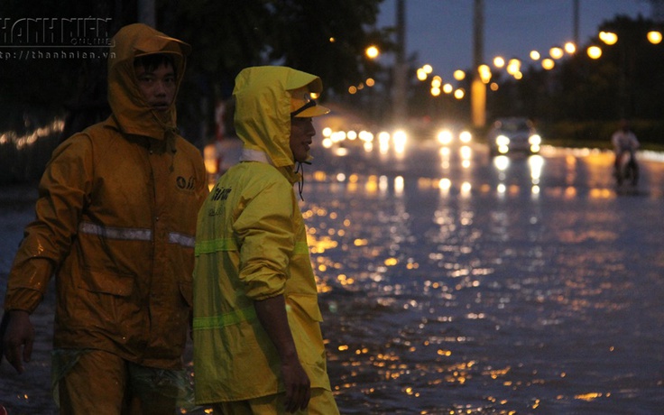 Biển nước mênh mông trên đường phố Hà Nội sau bão Thần Sấm