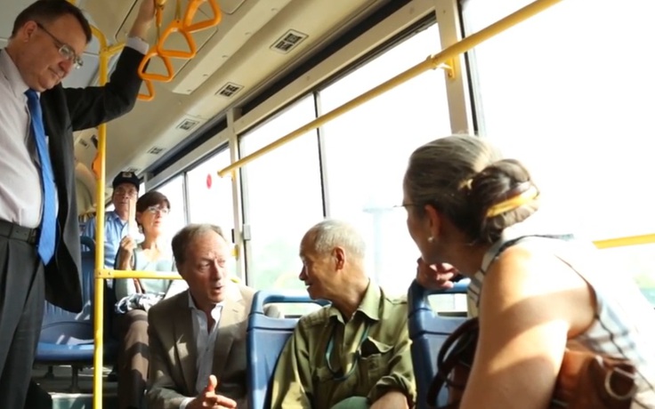 Các đại sứ EU trải nghiệm xe buýt ở Việt Nam