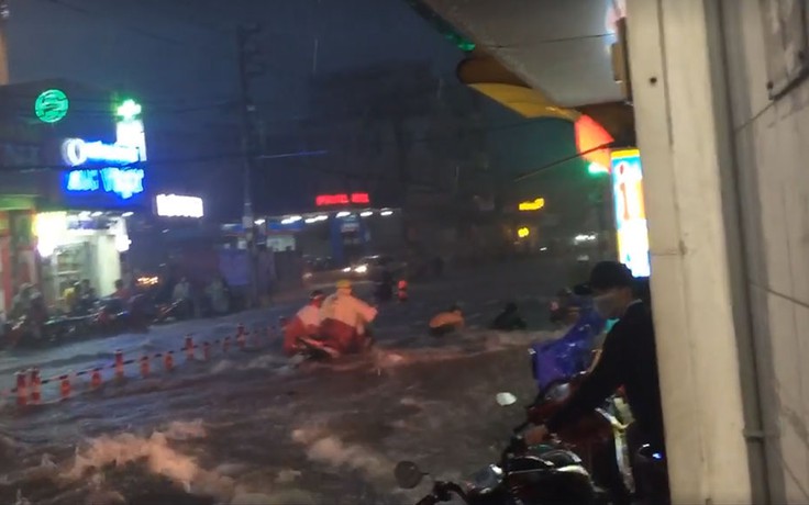 [VIDEO] Nhiều 'soái ca' lao giữa biển nước Sài Gòn xả thân cứu xe máy trôi