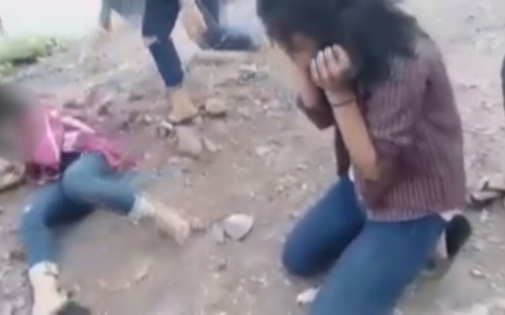 6 nữ sinh Nghệ An dùng dép tát vào mặt bạn gây phẫn nộ