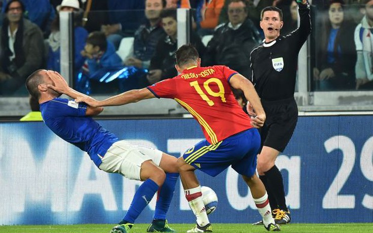 Diego Costa lại "gạt tay vào má" đối thủ