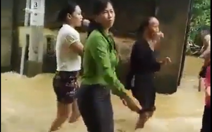 Cụ bà nhảy múa tưng bừng trong đám cưới ngày lũ ở Quảng Bình