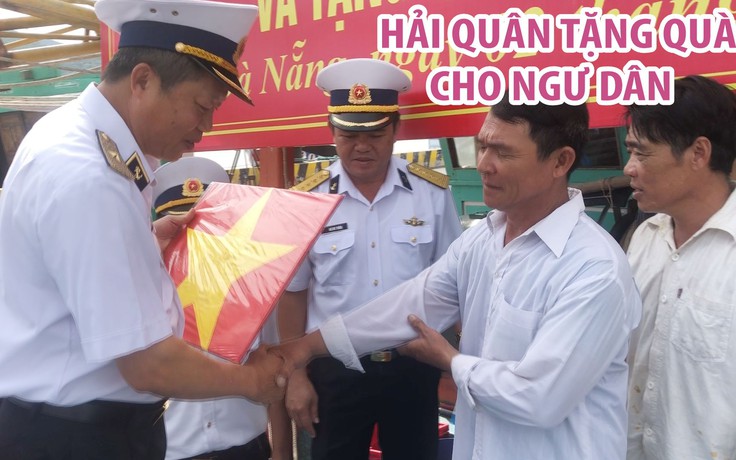 Hải quân Vùng 3 khám chữa bệnh, tặng quà cho ngư dân