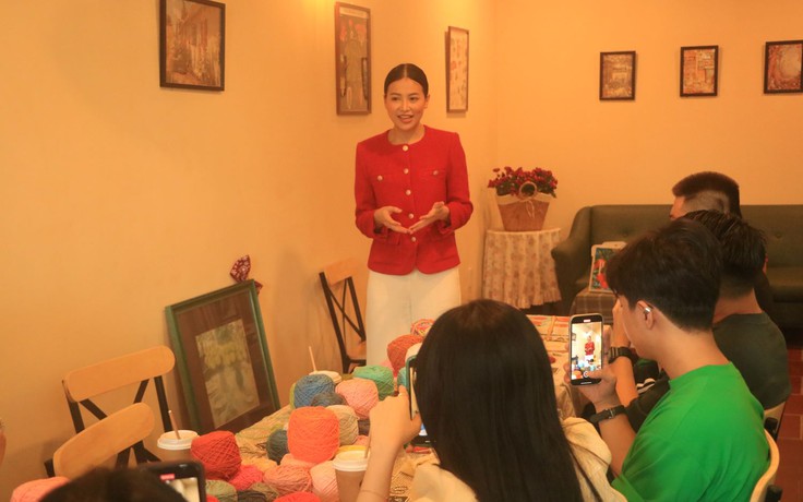 Hoa hậu Phương Khánh dạy thêu len nổi Hoa hậu Phương Khánh dạy thêu len nổi
