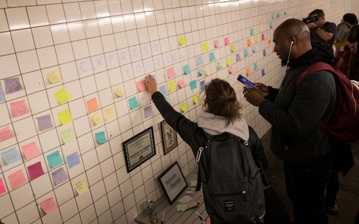 Dân New York “trị liệu ở ga điện ngầm” sau bầu cử