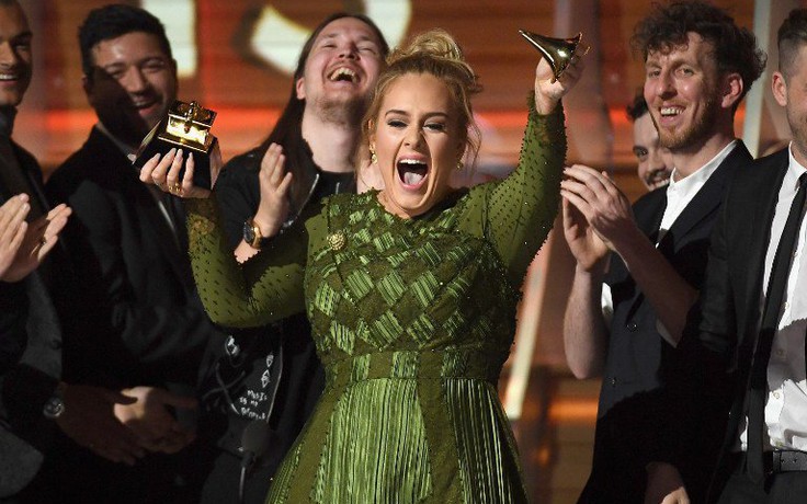 Adele bẻ tượng Grammy chia đôi với Beyoncé