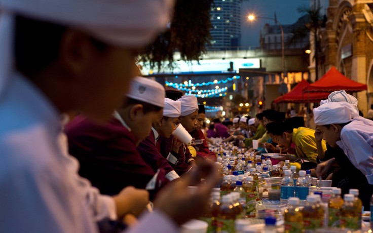 Lý thú Malaysia: Tháng Ramadan, chợ đêm có gì?