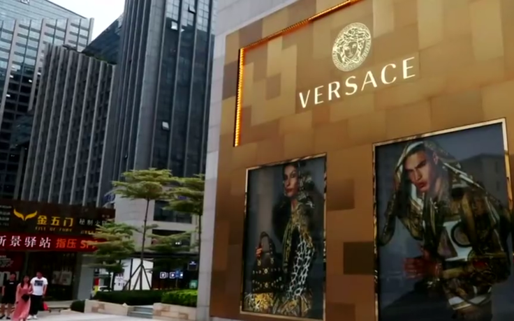 Đã có Jimmy Choo, Michael Kors lại mua Versace