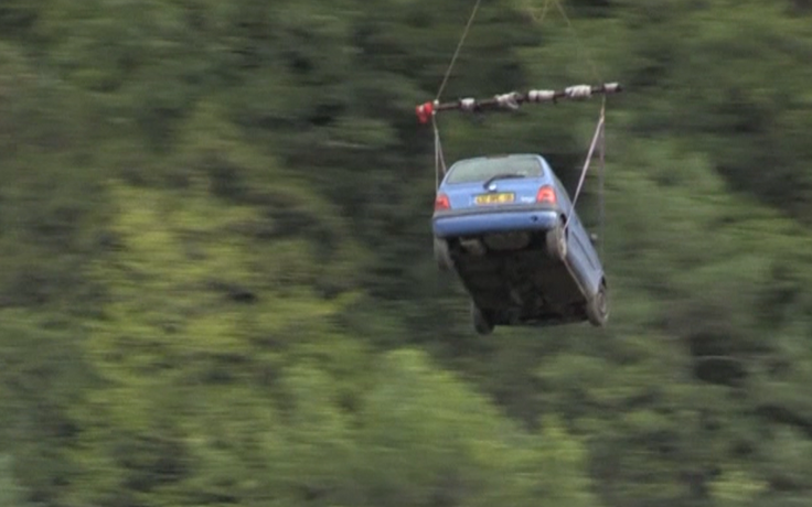 Đá lở chặn đường, làng trên núi Alps thuê cả trực thăng chuyển nhu yếu phẩm