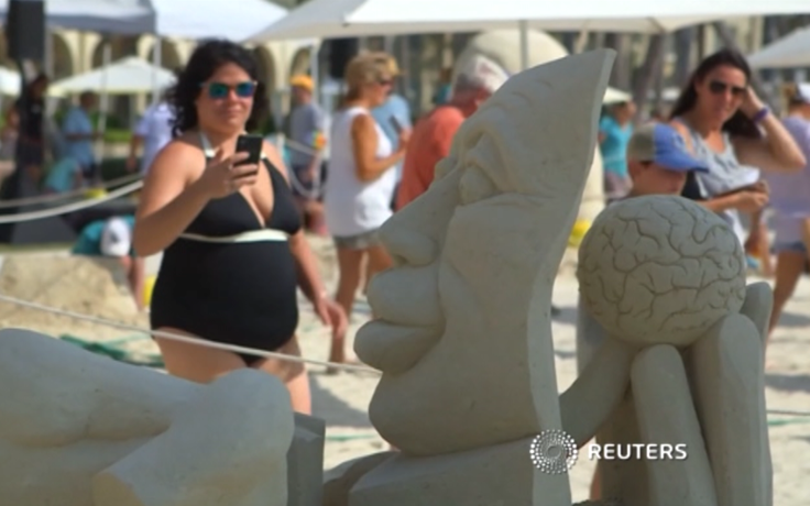 Nghệ nhân thế giới trổ tài điêu khắc tượng cát