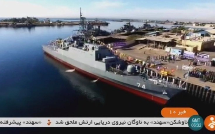 Iran trình làng khu trục hạm 'tàng hình'