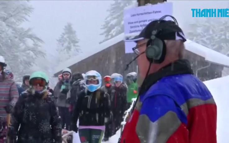Tuyết rơi mù mịt không cản được cuộc đua xe trượt xứ Bavaria
