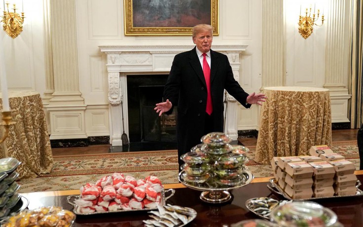 Không tiền trả lương đầu bếp, Tổng thống Trump đãi khách món gì?