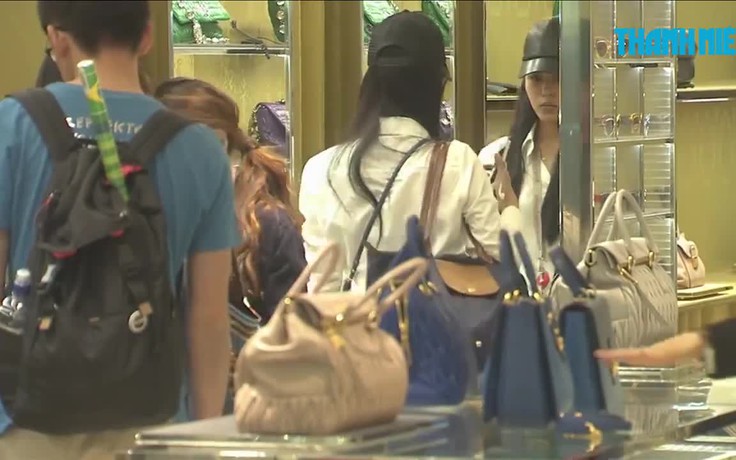 Hàng hiệu Gucci, LV vẫn sốt ở Trung Quốc dù kinh tế 'nguội' bớt