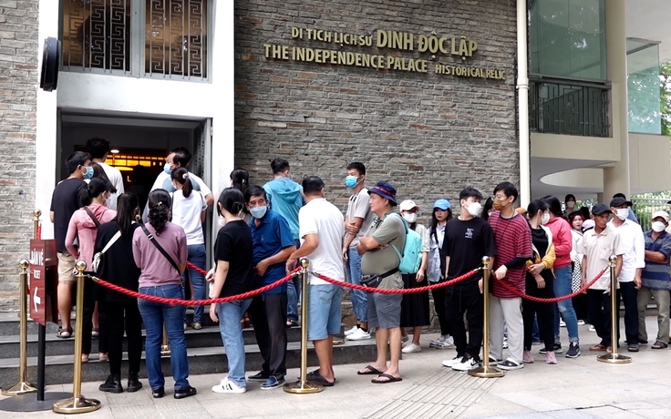 Người dân xếp hàng dài mua vé chờ tham quan Dinh Thống Nhất Người dân xếp hàng dài mua vé chờ tham quan Dinh Thống Nhất