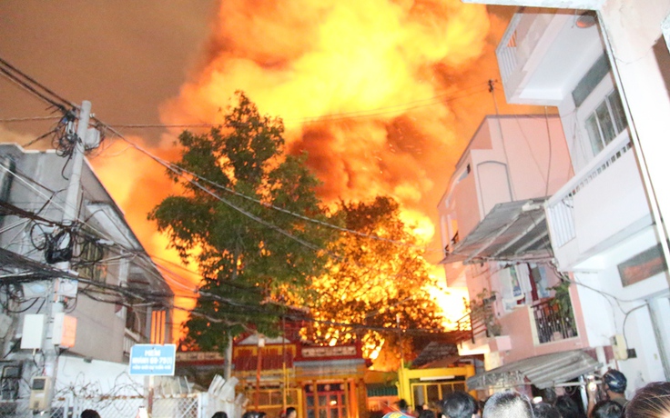 Cháy lớn ở khu vực cảng Sài Gòn: Gần 5.000 m² nhà kho ngập trong lửa