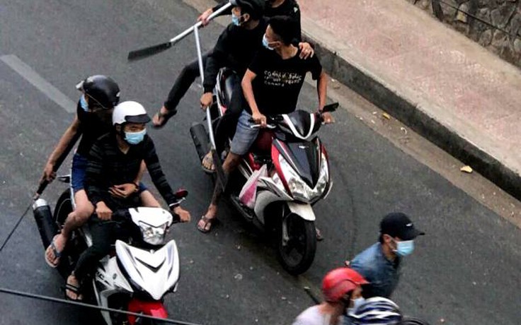 Gần 30 thanh niên dùng hung khí hỗn chiến ở Sài Gòn