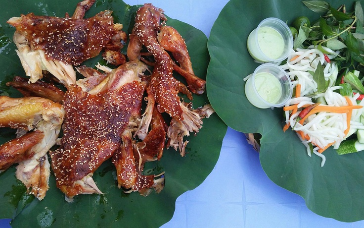 Gà nướng Campuchia gói lá sen gây “bão”