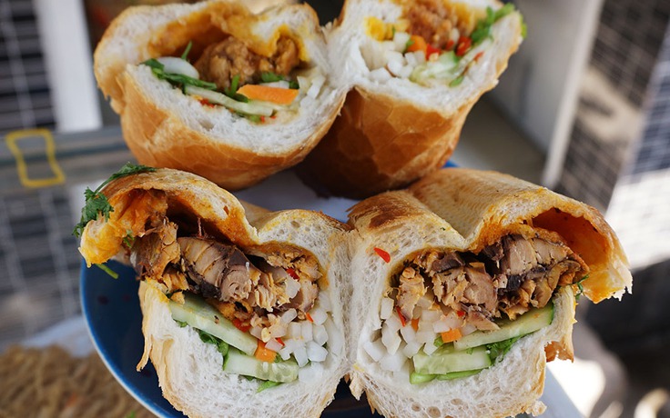 Bánh mì sốt cá nục núp hẻm, mỗi ngày chỉ bán 365 con