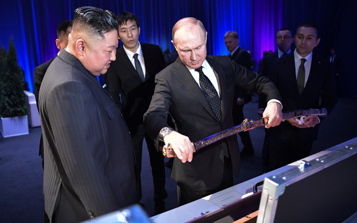 Tổng thống Putin và Chủ tịch Kim Jong-un tặng kiếm cho nhau