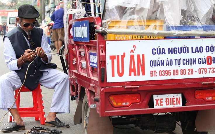 Xe quần áo lưu động giá 0 đồng của ông Tư Ẩn