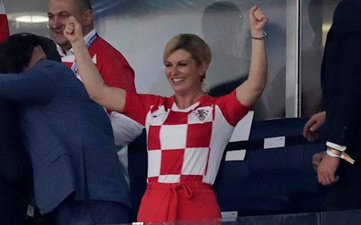 Tổng thống Croatia ăn mừng trong phòng thay đồ của đội tuyển