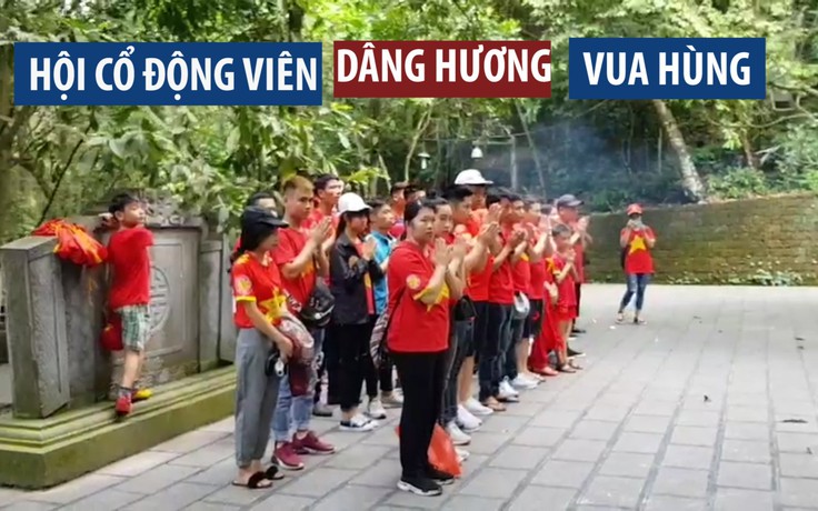 CĐV đến thắp hương tưởng niệm vua Hùng trước trận U.23 Việt Nam U.23 Myanmar