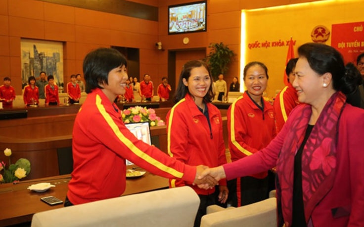 Chủ tịch Quốc hội Nguyễn Thị Kim Ngân động viên các cầu thủ bóng đá nữ