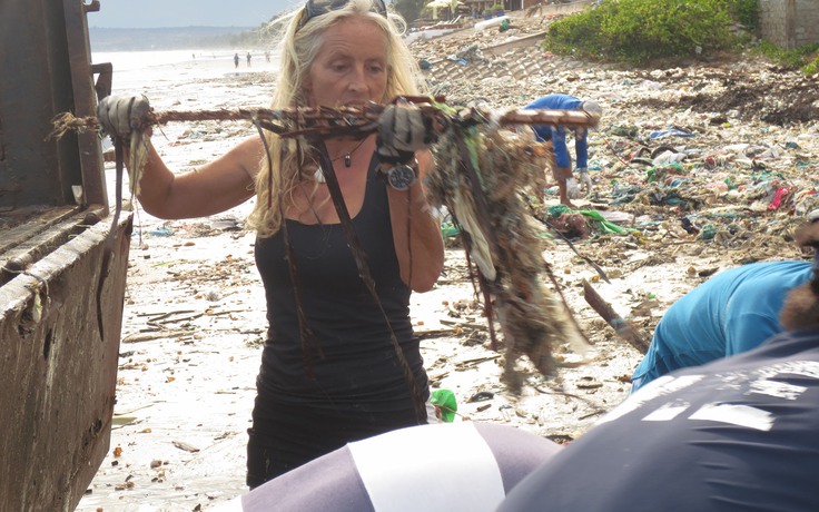 Người Việt xả rác ngoài biển, người Tây nhặt hàng trăm tấn rác ở Mũi Né