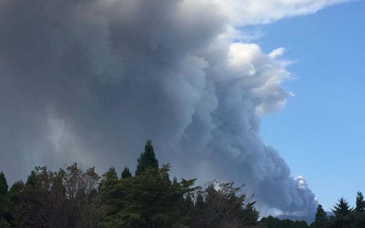 Nhật cảnh báo vì núi lửa phun