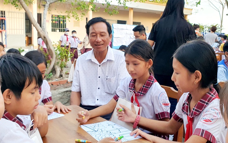 Nghề hiệu trưởng: Mong đừng loay hoay chuyện tiền nong Nghề hiệu trưởng: Mong đừng loay hoay chuyện tiền nong