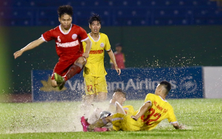 VCK U.19 quốc gia: Hạ Hà Nội FC trong trận 'thủy chiến', SLNA vào bán kết