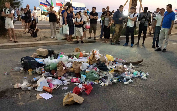 Nice: Người dân nhổ nước bọt, ném rác nơi tên khủng bố bị bắn